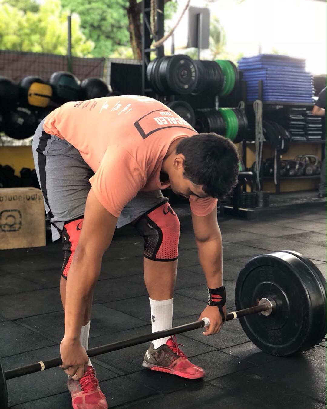 Alexandre Sousa preparando um levantamento com barra